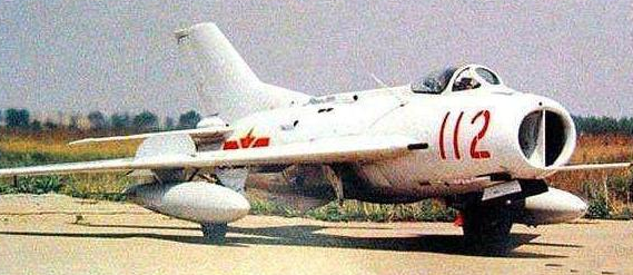 ：中国飞行员投敌叛逃，结果无人接应，最后撞山导致机毁人亡