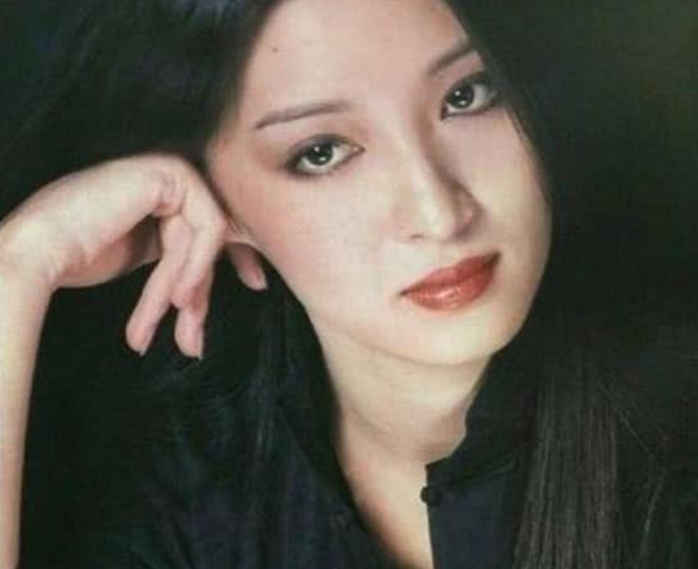 整容■她是整容最成功的女星，连林青霞见到她都自卑，却因上厕所遭丈夫抛弃