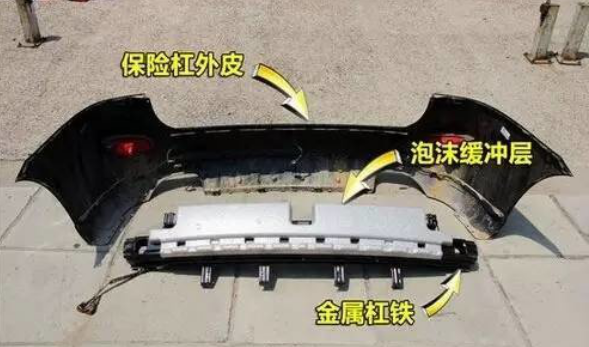 汽车为什么“撞不过”自行车?原来有个冷知识,交警:不是纸糊车
