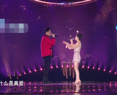 158CM冯提莫与174CM潘玮柏同台，看到俩人身高差，网友：没想到