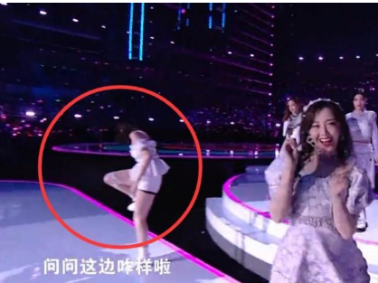 张艺凡|张艺凡舞台上遇事故，腿环当场滑落，随后临场反应暴露真实女团水平