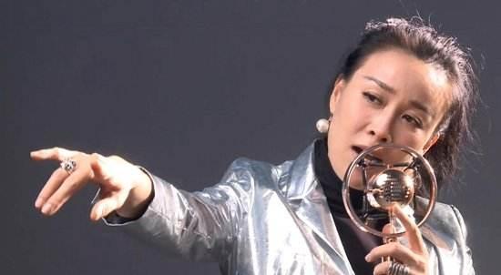 【那英】51岁的那英与丈夫近照曝光，网友：烟不离手，素颜照让人难以接受