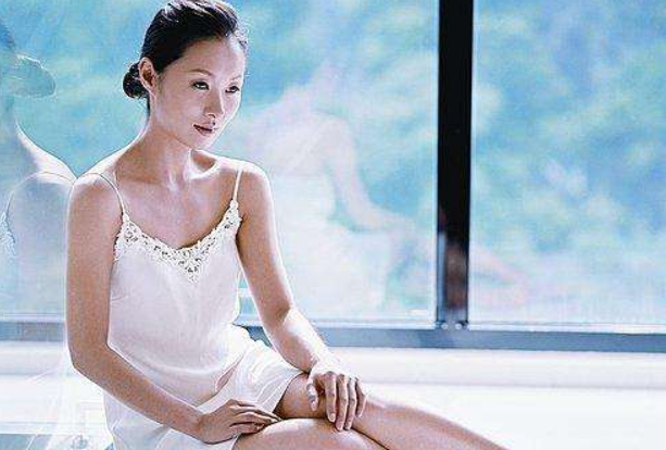 龙套|当年大红大紫的她目中无人，如今却悲惨沦为龙套，今49岁仍孤身一人