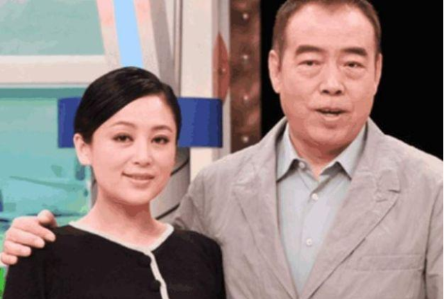 #陈红#陈红因脊椎瘫痪在床，却无一好友前去探望，只有儿子在旁照料