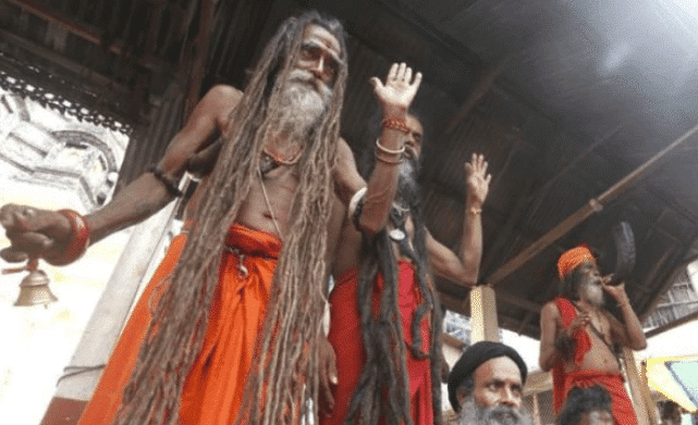 印度|还记得印度最牛苦行僧吗？单举右臂46年没放下过，他的现状如何了？