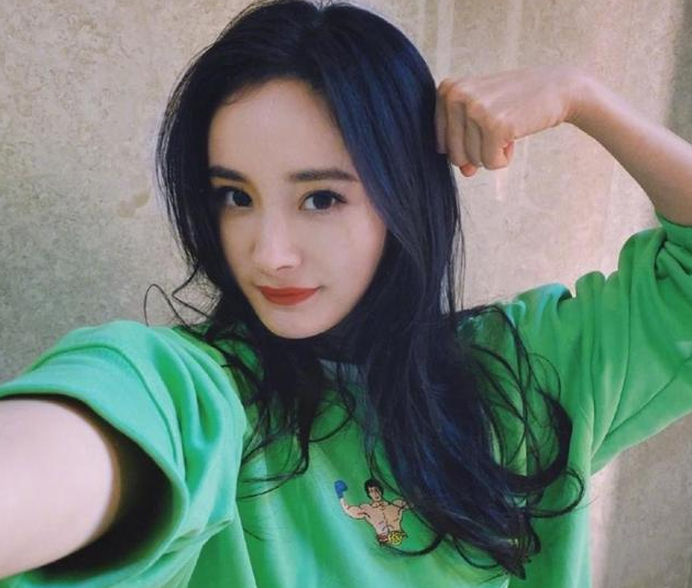 杨幂|杨幂旗下“5朵金花”，前4位都是越来越红，唯独她怎么捧都捧不红