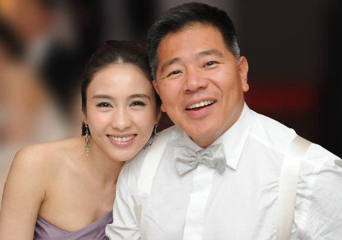 明星|2008年，黎姿为救弟弟嫁“跛豪”，如今49岁却因生不出儿子被嫌弃