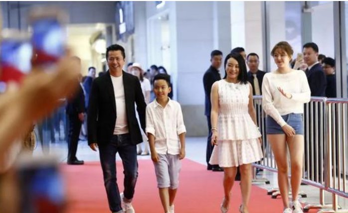 #阴风阵阵#她被婆家嫌弃，结婚现场一个人都没来， 后补办婚礼惊动了整个娱乐圈！