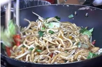 「面条」女大学生街边卖“面条”炒面，一天50斤面不够卖，同学都很羡慕