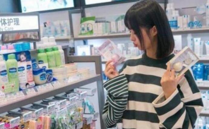 百雀羚|继“百雀羚”后，又一“国货”精华液火了，李佳琦：比兰蔻好用