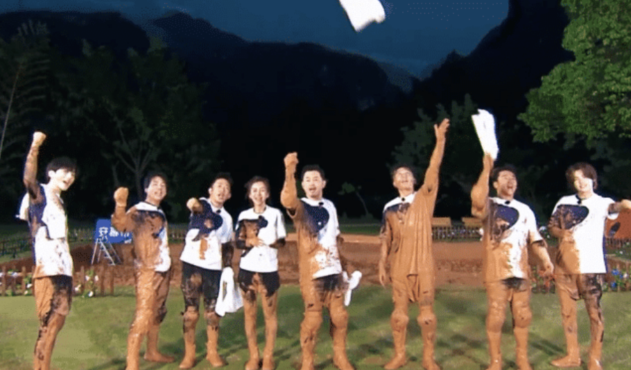 「奔跑吧兄弟」跑男集体被泥巴“糊了一腿”，看清baby的真实腿型后：P都不敢这么P吧！