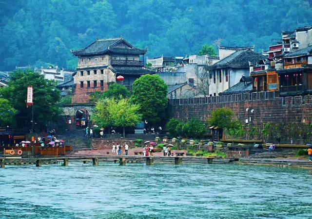 凤凰古城|凤凰古城“凉了”，国庆第一天景区游人寥寥可数，你还愿意去吗？