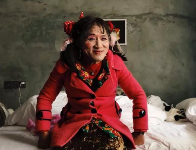 颜夕趣史|因打扮怪异而走红的“大喜哥”，拾荒多年还债18万，现在如何？