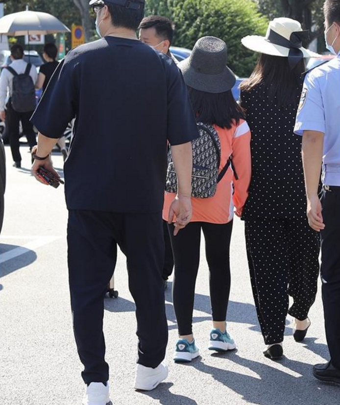 「王诗龄」李湘一家霸气出街，10岁王诗龄减肥成功心情好，背2万元包包惹眼