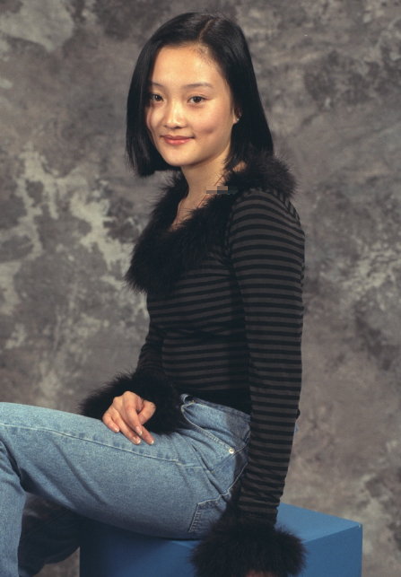 『李小璐』李小璐1998年旧照曝光,没大双眼皮和尖下巴,16岁的她好清纯