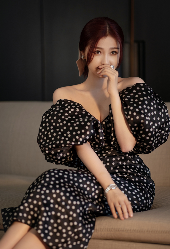 虞书欣|《极挑》虞书欣录节目零食不离口，遭观众质疑：来捞快钱？