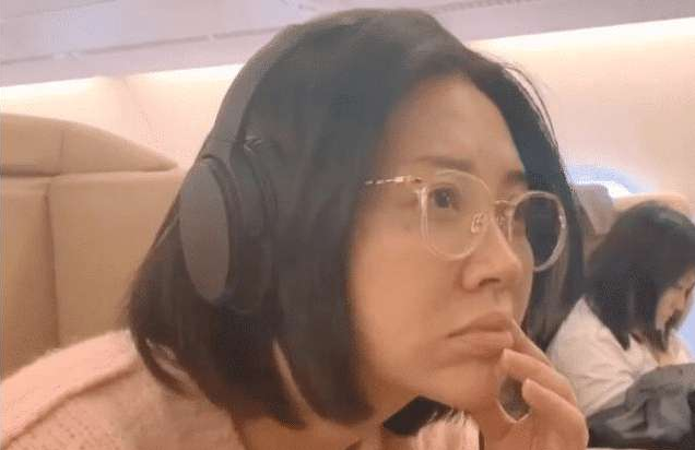 许晴|51岁许晴近照曝光，头等舱里素颜吃泡面，满脸泛黄过成老年人