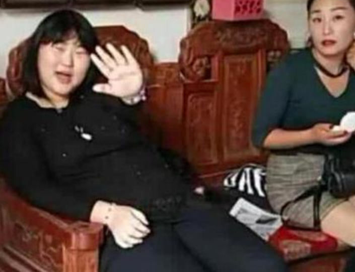 「朱之文」朱之文骂女儿是“200斤的废物”,只会拿快递和买烤肠,好家教是装不出来的