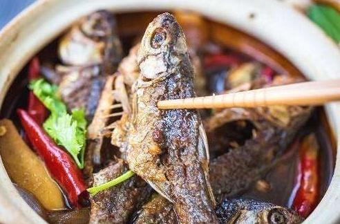 『』吃鲫鱼最怕就是刺，又细又麻烦，别怕，教你一招搞定！