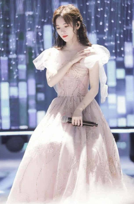 鞠婧祎|当159cm鞠婧祎撞上155cm郭敬明，仅差4cm，网友：谎报身高尴尬不