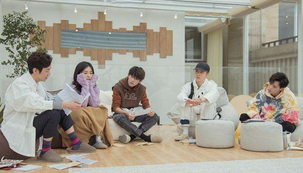 笑场：梁海源在《笑场》吐槽《向往的生活》太假，没有明星想种地