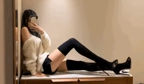 【女主播】腐团儿字母袜有多贵？一条能顶你一月工资，网友：主播都这么豪？