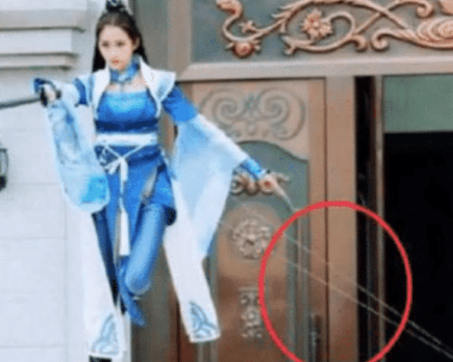 『李云龙』最雷人的穿帮镜头：李云龙打仗那么辛苦，喝瓶怡宝怎么了！