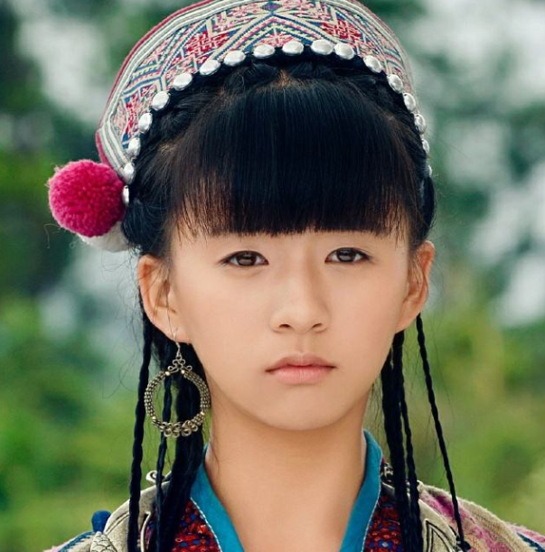 小彩旗|“小彩旗”完全跑偏了！21岁胖成中年大妈，姨妈杨丽萍：她走丢了