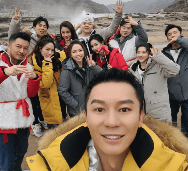 奔跑吧兄弟|李晨晒跑男合照，五位女嘉宾再漂亮，也没有郭麒麟的脚抢镜！