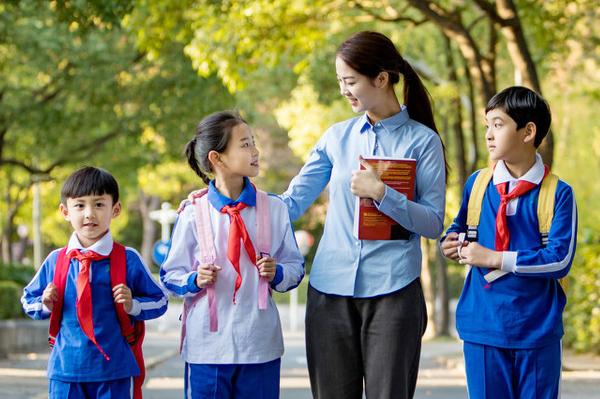 乡村教师：重磅出击！教师送外卖寒心，刚刚公布的这些“惠师”政策暖心