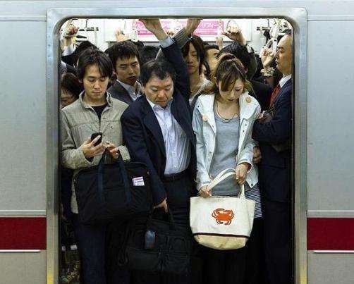 日本地鐵擠到人“意外懷孕”？看到這組照片後，網友：難以想象-圖5