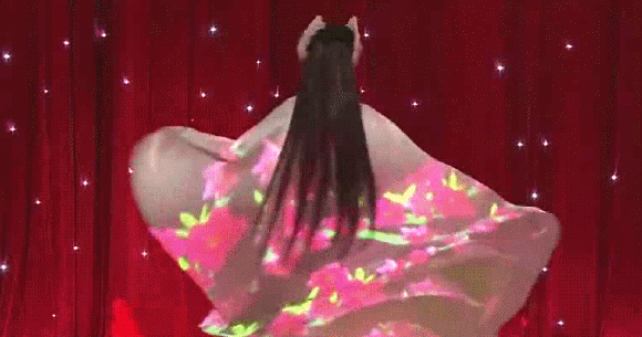 杨丽萍|小彩旗被彻底放弃?杨丽萍为外甥女小白兔庆生,这是新的接班人?