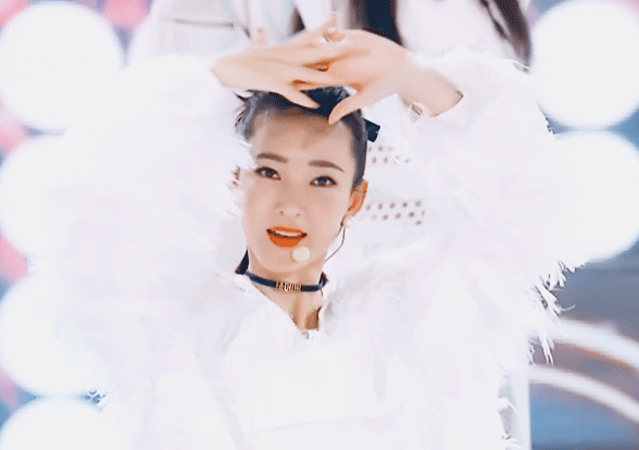 『c位』《乘风破浪的姐姐》主题曲放出，万茜稳占c位，蓝盈莹却站在人堆