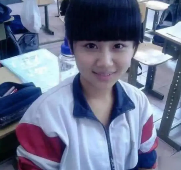 陈钰琪|鞠婧祎高中照片精致，杨紫高中照片可人，看到陈钰琪：一眼沦陷！