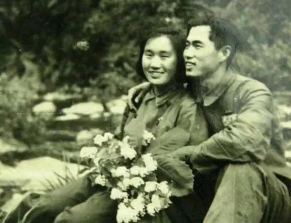颜夕趣史|丈夫新婚后参军，妻子家中痴情等待65年，重逢后丈夫已成别人丈夫