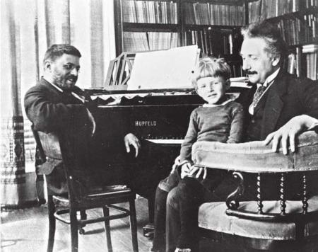 「爱因斯坦」广义相对论的故事,爱因斯坦是怎么想到的,竟出自于对帽子的观察