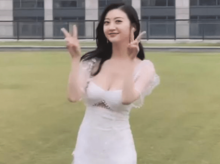 景甜|路人镜头下的景甜长啥样?当关掉10级美颜滤镜,终于相信张继科审美了