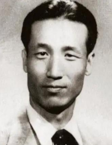 八宝山|八宝山一座无名墓，高层一直保持沉默，40年后公开身份，全军敬礼