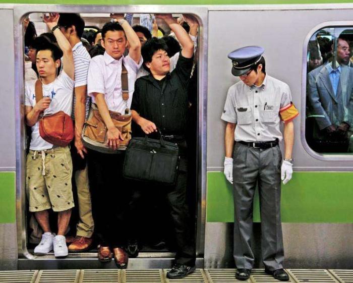 日本地鐵擠到人“意外懷孕”？看到這組照片後，網友：難以想象-圖3