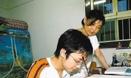 2005年，“背母上學”的劉婷，後來選擇變性成女人，過得怎樣？-圖2