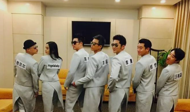 包贝尔|包贝尔饭店偶遇向佐郭碧婷，打招呼方式暴露社会现实，引网友热议