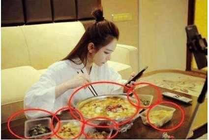 [彭于晏]同是剧组吃饭，彭于晏用五毛钱塑料盒，而杜海涛用1600的饭盒