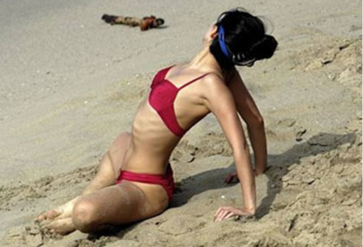 章子怡|章子怡二胎6个月后，再次怀孕？现身逛街小腹如皮球“孕味”十足