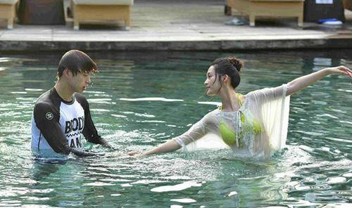 李沁|9年前她给李沁做配角，如今她却早已“火遍全国”，李沁沦落给她做配！