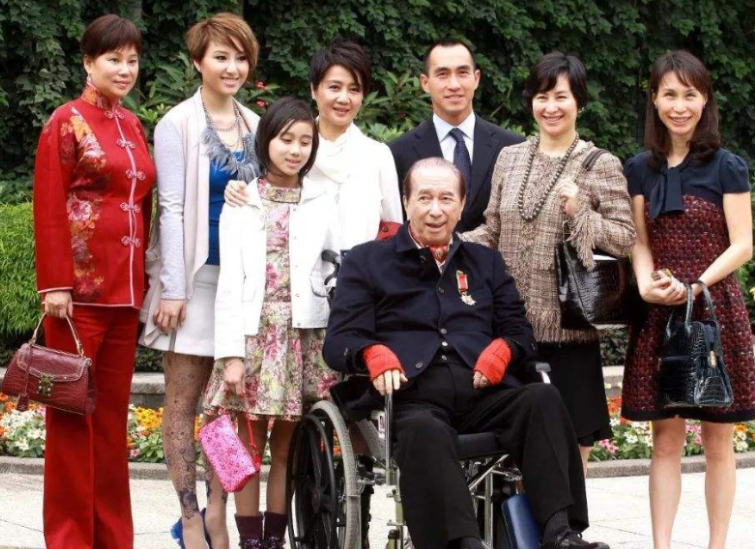 何鸿燊■一代赌王何鸿燊高龄99岁,仍然身强体健,他的保养方法普通人学不来