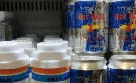 绝地求生：绝地求生：这2个道具被击倒后应该马上扔，能救你一命