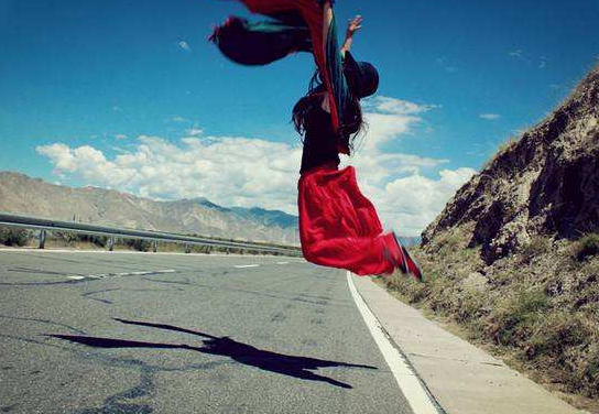 「川藏公路」川藏线上，有人高举求“RB”牌子，是什么意思？