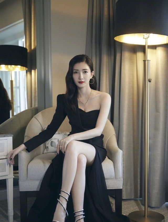 「江疏影」江疏影烈焰红唇，尽显魅力，穿黑色长裙气场全开