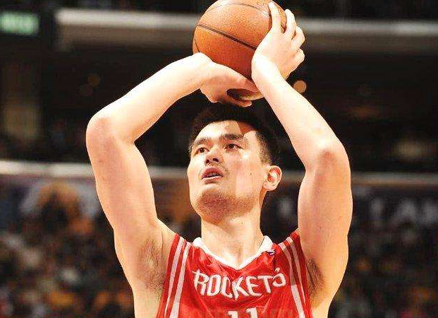 姚明：鲁豫曾质问姚明，跟中国人交流还需要用英语吗？姚明一句话噎住鲁豫