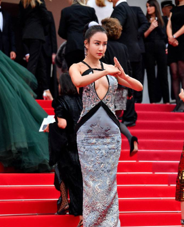 成龙|她原来是瑜伽老师,被成龙相中后一炮而红,如今一节课就要10万?